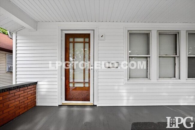 Building Photo - 4140 Caroline Ave