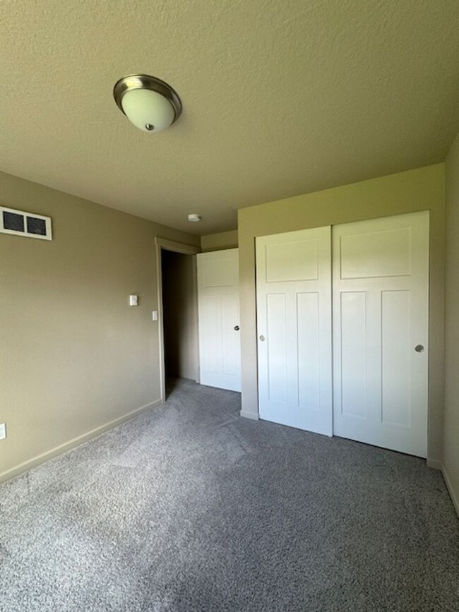 Building Photo - Pet Friendly Charming Remodeled 2 Bedroom ...