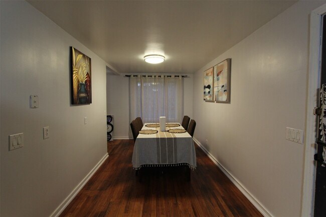 Building Photo - 701 Delano Ave