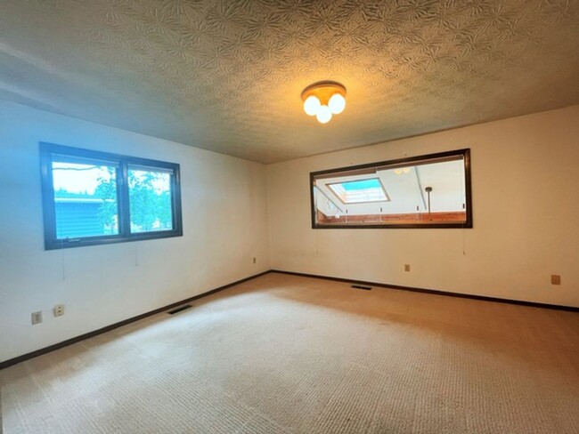 Building Photo - Beautiful and Spacious South Anchorage Home!