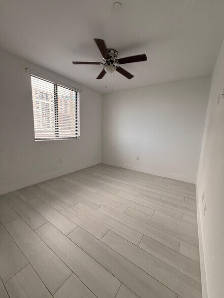 Building Photo - 765 E 20th St