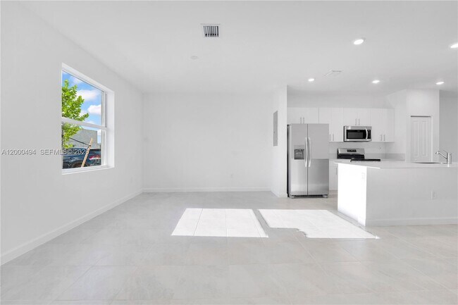 Building Photo - 250 10th Ct