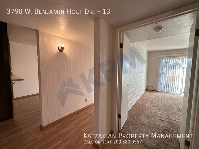 Building Photo - Downstairs Lakefront 2-Bedroom 2-Bath Nort...