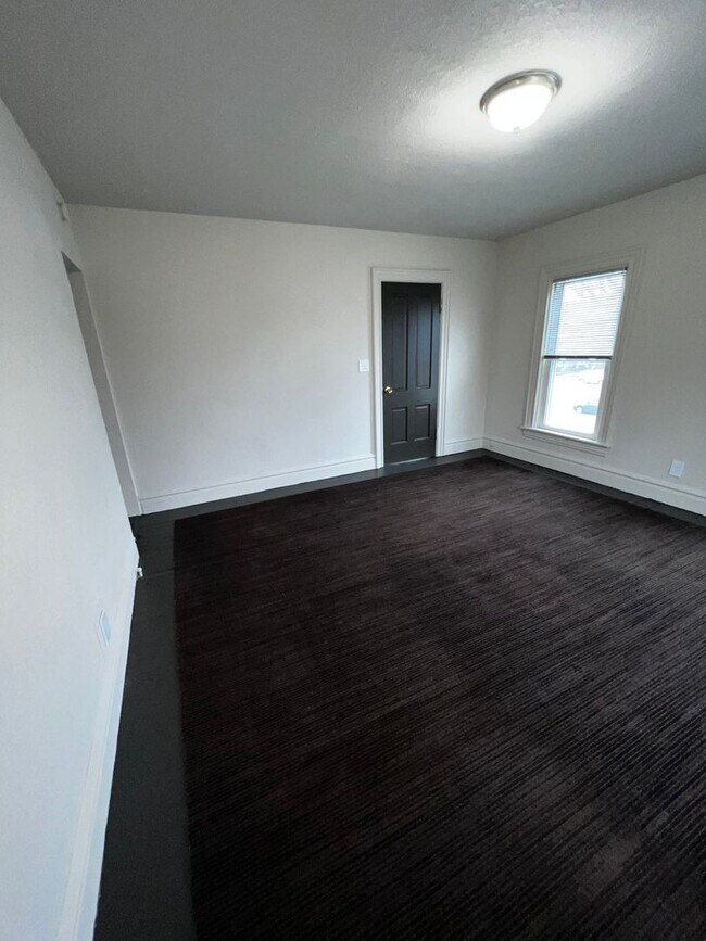 Building Photo - 1111 S Main St