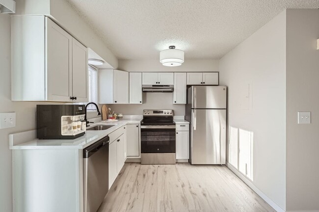 Building Photo - Breathtaking Renovation! Oversized 2 Bed 1.5 Bath Townhome! Ready Now! Don't Miss Out!