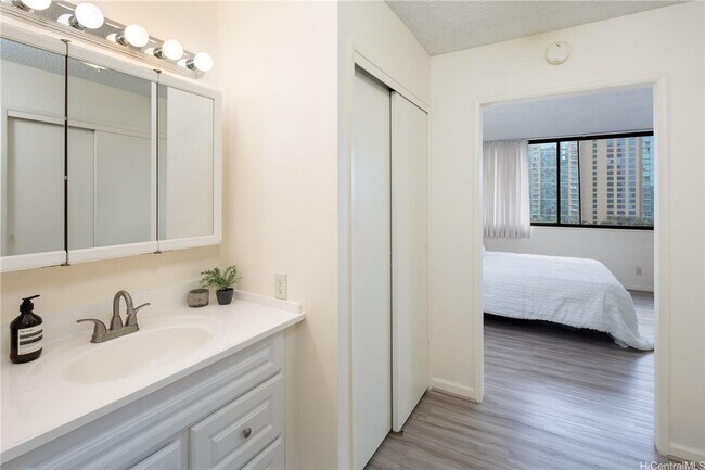 Building Photo - Kukui Plaza Ewa Tower - 1 bedroom 1 bath w...