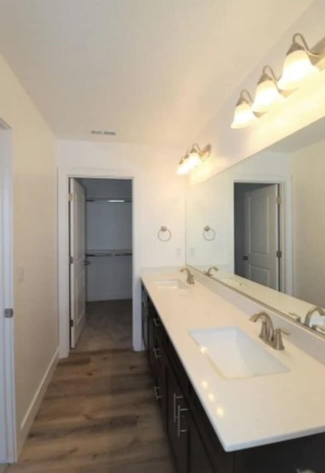 Building Photo - End Unit! 3 Bedroom House for Rent