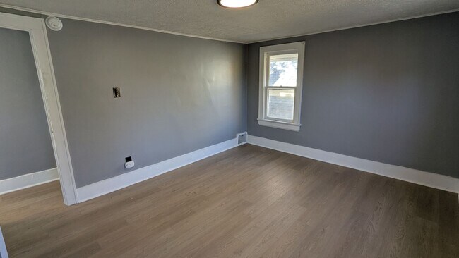 Building Photo - Welcome to your charming home located in the vibrant city of Akron