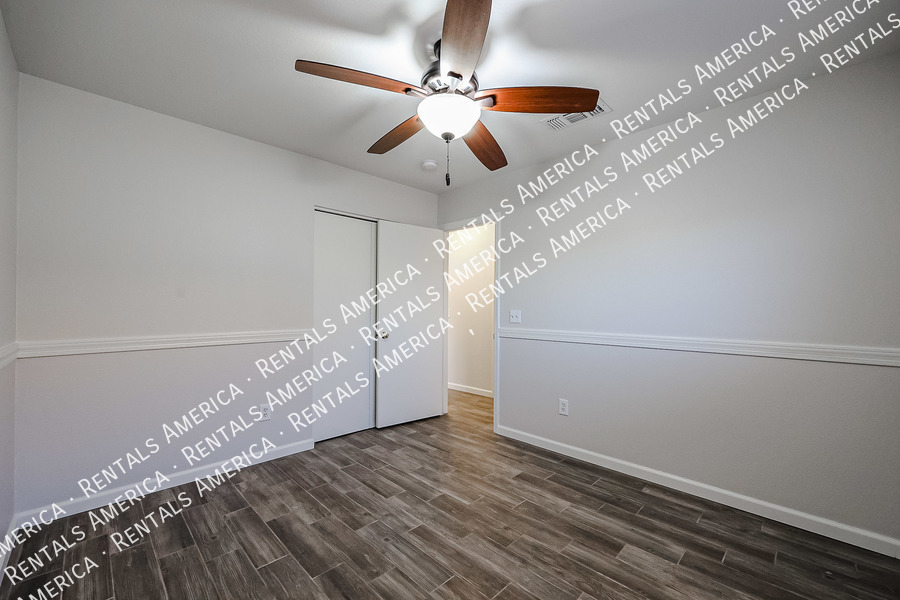 Building Photo - 2305 E Spruce Dr