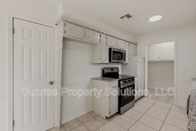 Building Photo - 9301 N Sherwell Dr