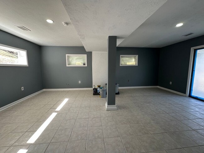 Building Photo - 5 Bedroom / 3 Bath Home Kingsport, TN