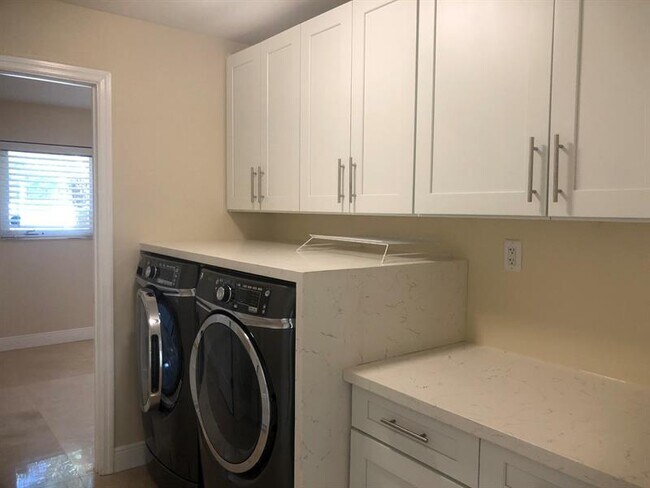 Building Photo - 633 Solar Isle Dr