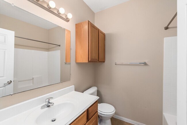 Building Photo - 4 bed 4 bath in Gated Community Available ...