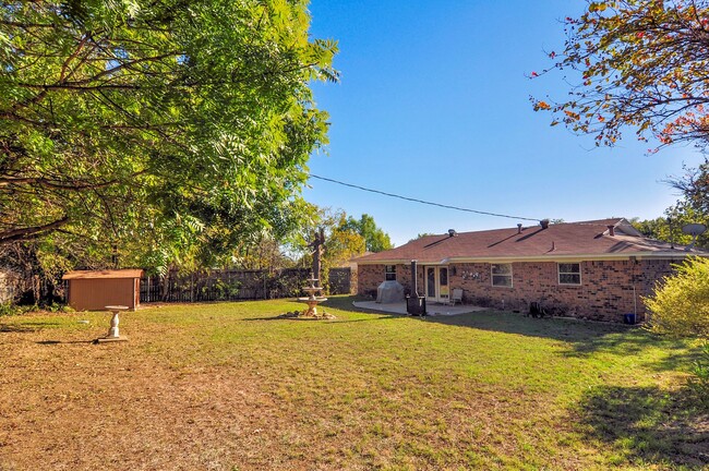 Building Photo - Charming Aledo Neighborhood