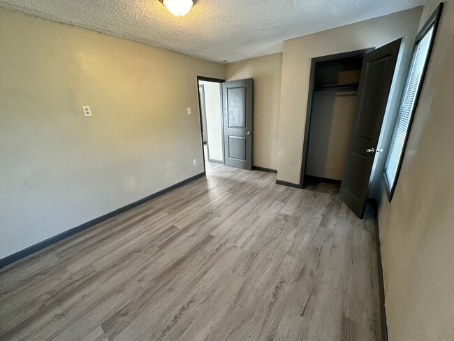 Building Photo - 2 Bed 1 Bath Moore