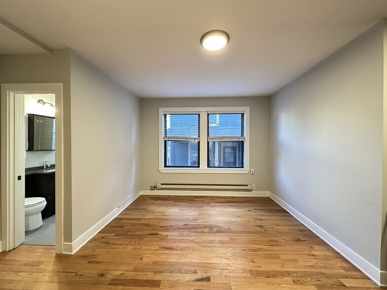 Building Photo - 4550 N Paulina St