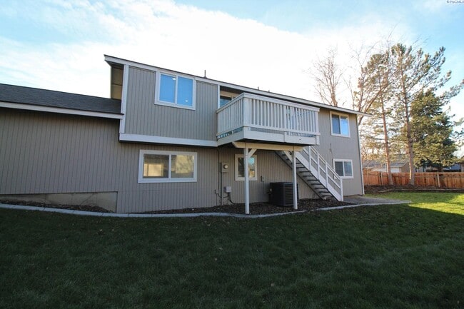 Building Photo - Updated West Kennewick 5 Bed/3 Bath House