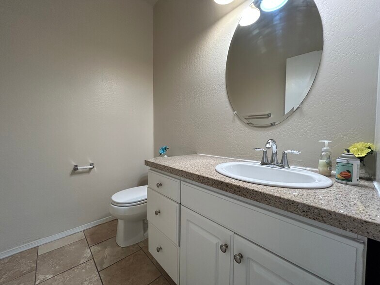 Building Photo - 8111 W Lynwood St