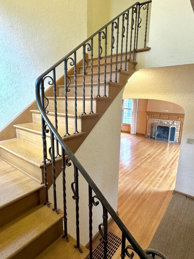 Building Photo - Alameda Neighborhood Pristine Tudor Home, Downtown Views, All The Amenities - A Must See!