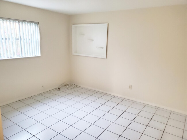 Building Photo - 5150 NE 17th Terrace