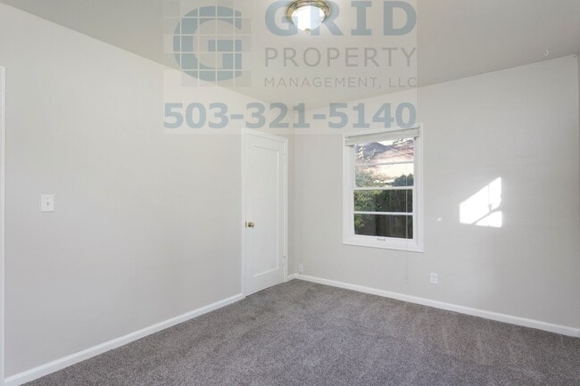 Building Photo - Spacious 3 Bedroom Home Available on Fores...