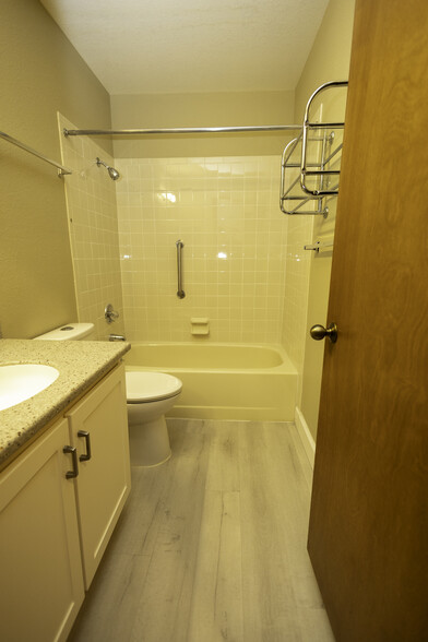 Hall Bath - 4415 Laguna Pl