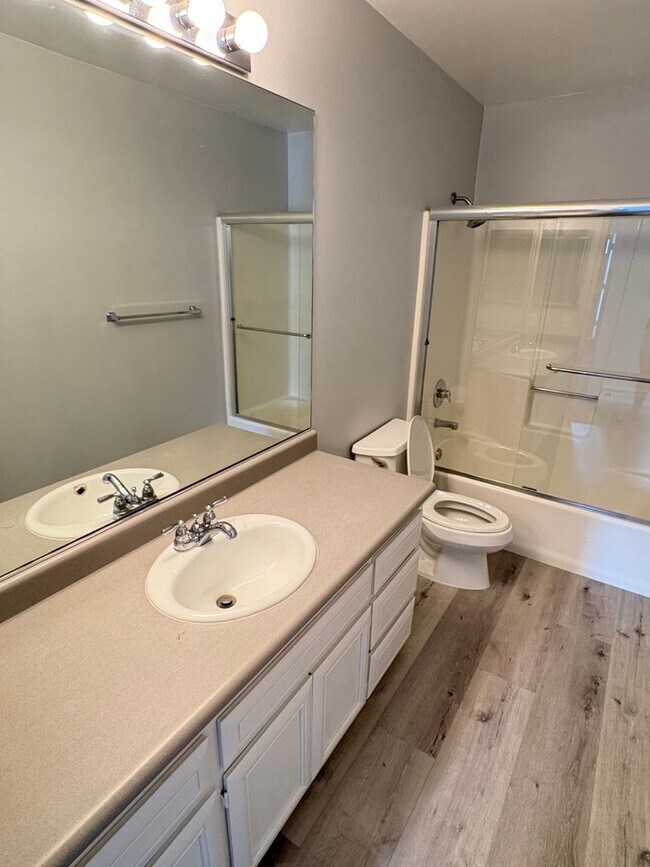 Building Photo - Beach close 4 bedroom, three bath townhous...