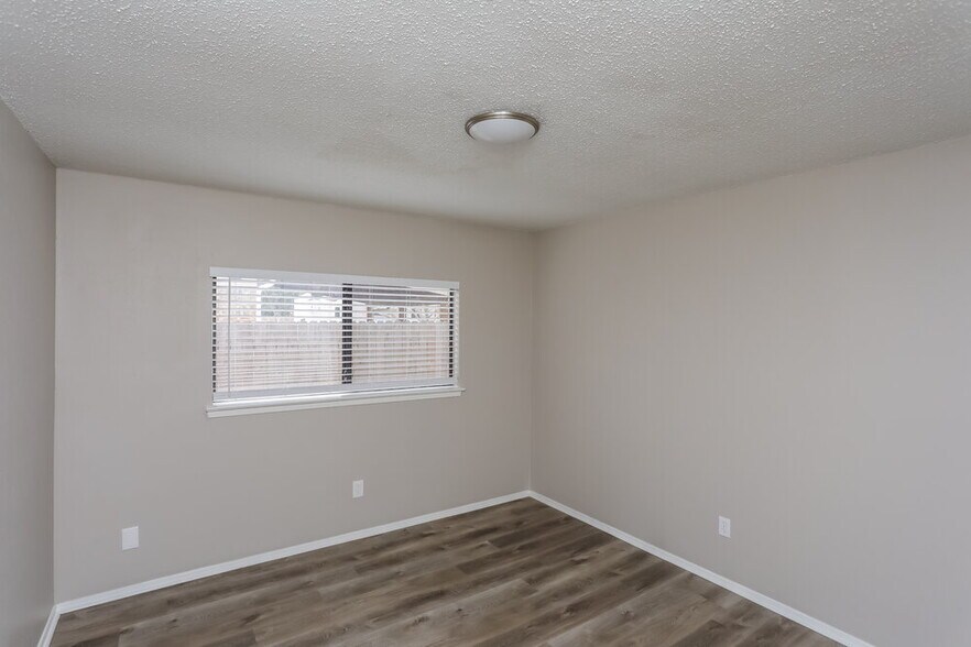 Building Photo - 2410 Bentley Dr