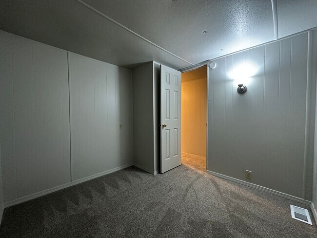 Building Photo - 558 N Elm Ave