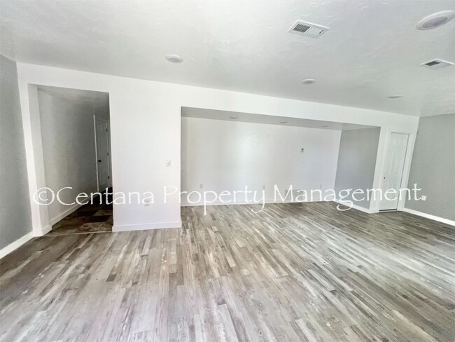 Primary Photo - 317-321 N. Washington