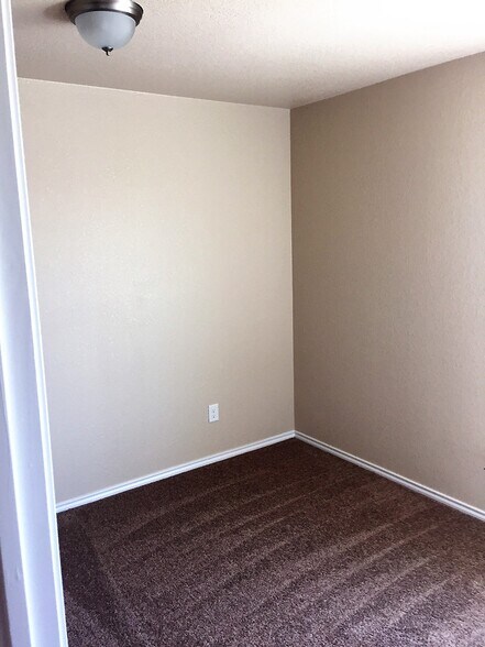 Building Photo - 941 Brookview Dr