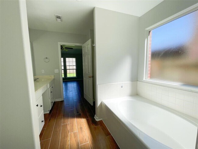 Building Photo - 6638 Chantalle Dr