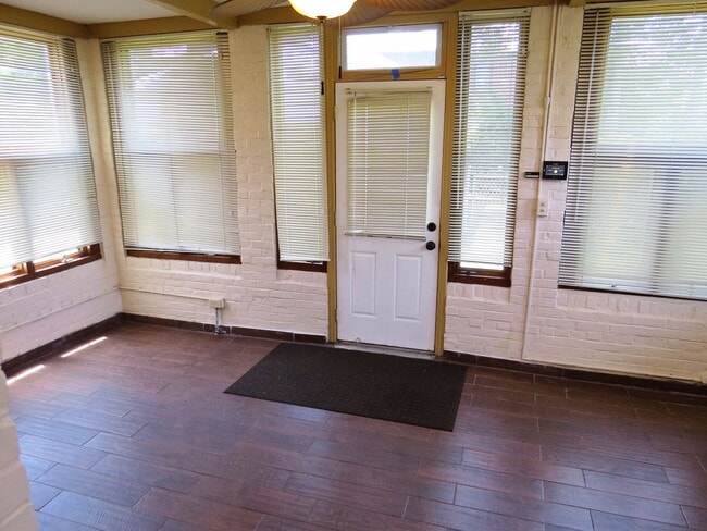 Building Photo - Totally Updated 3 Bed / 2.5 Bath