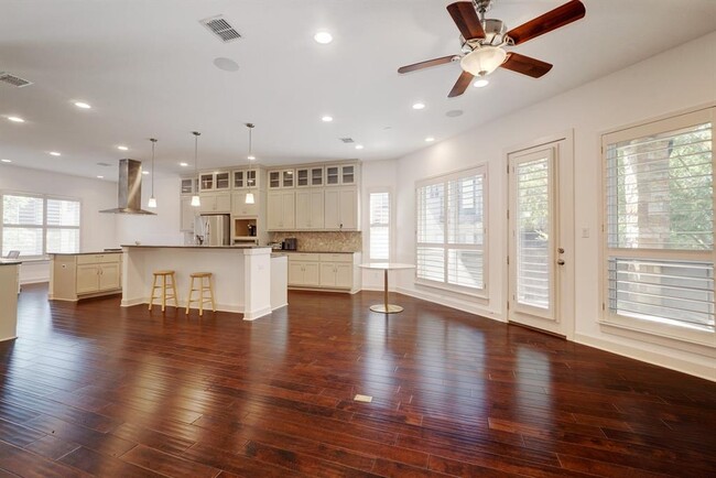 Building Photo - 6533 E Hill Dr