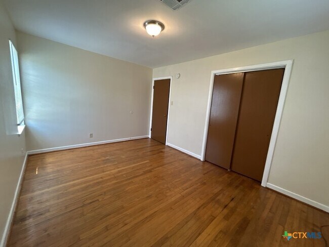Building Photo - 310 Prather Dr