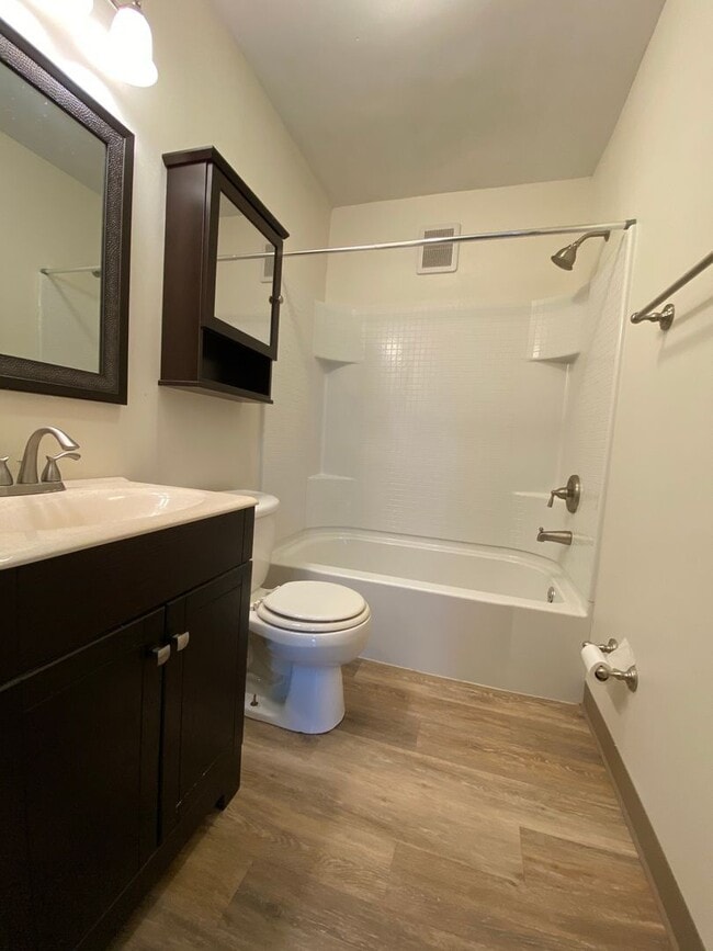 Building Photo - Pet Friendly Squirrel Hill Townhome! Both Covered Front Porch & Backyard!