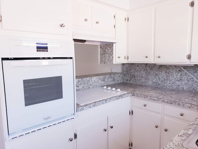 Building Photo - 2 Bedroom, 2 Bath Duplex in Lochwood