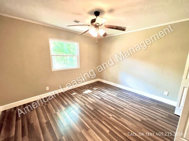 Building Photo - Adorable 2 Bedroom Home in Groves!