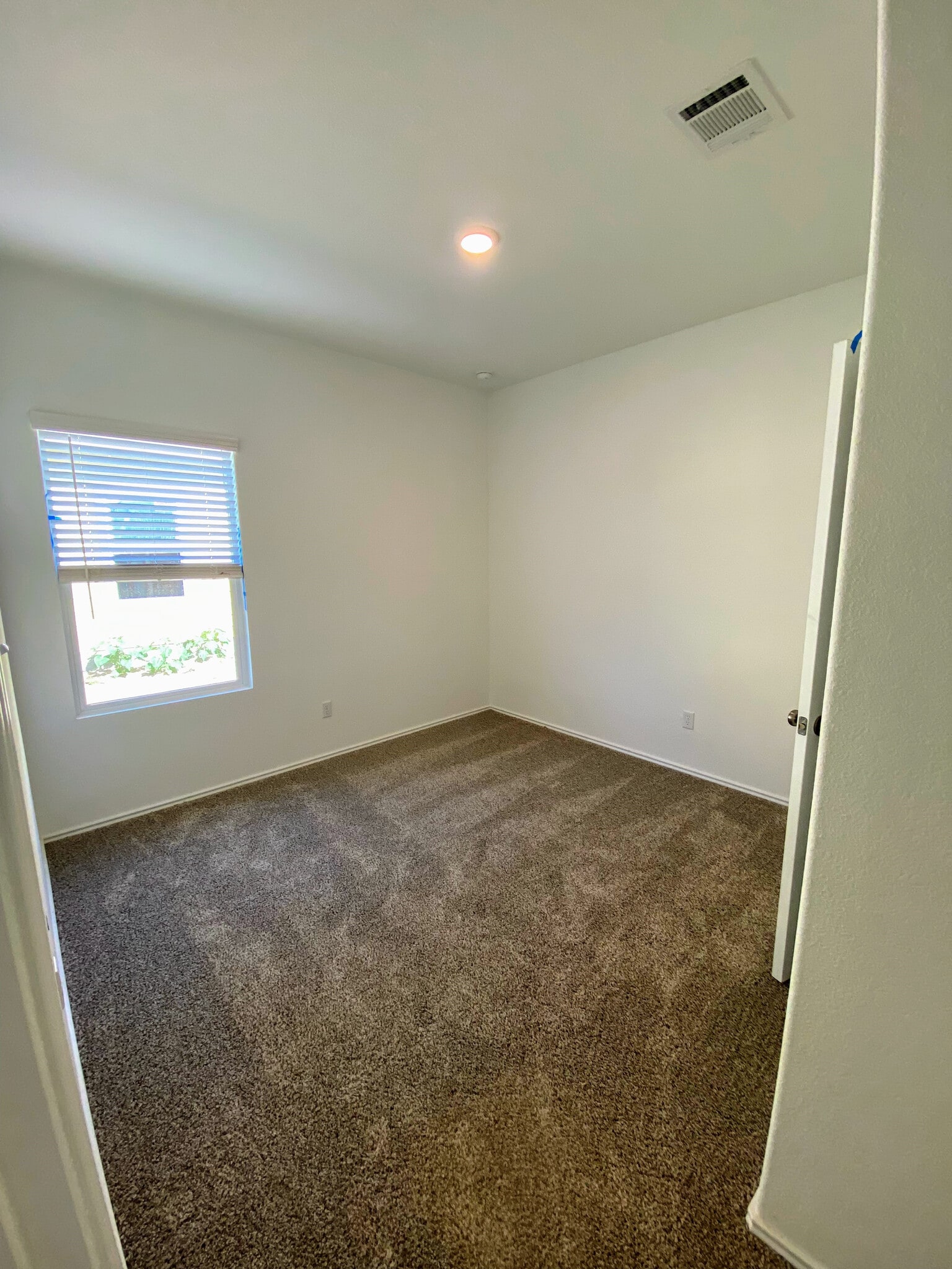 Building Photo - Room in House on Gabbro Gdns