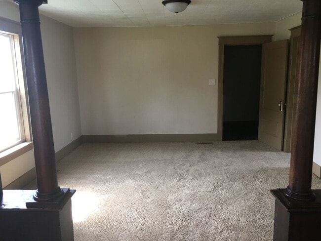 Building Photo - 3 Bed 1 Bath + Bonus Room and Yard
