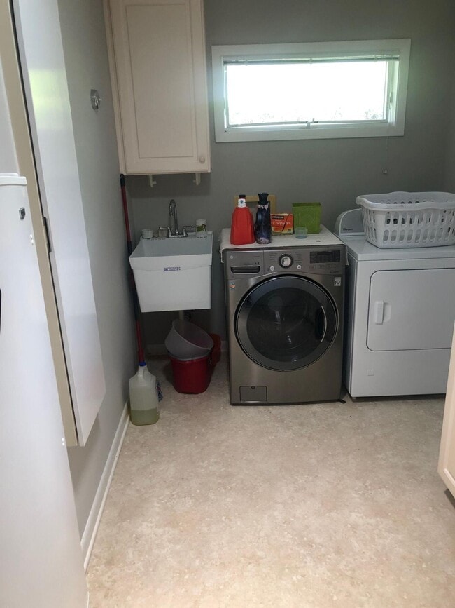 Building Photo - 1548 Glenlake Cir