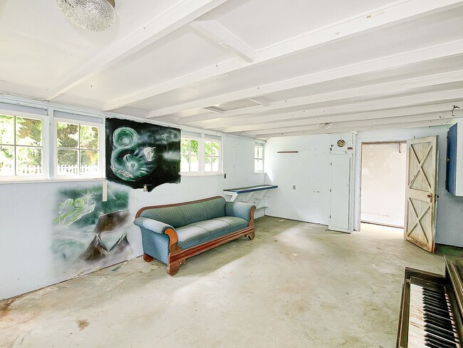 Building Photo - Amazing vintage 2-bdrm/2-bath Cully home—G...