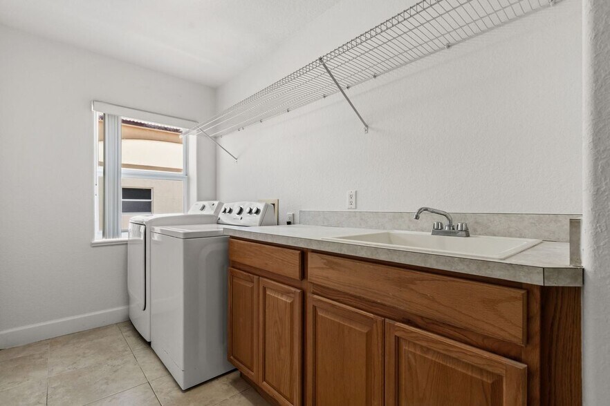Building Photo - 807 Mystic Dr
