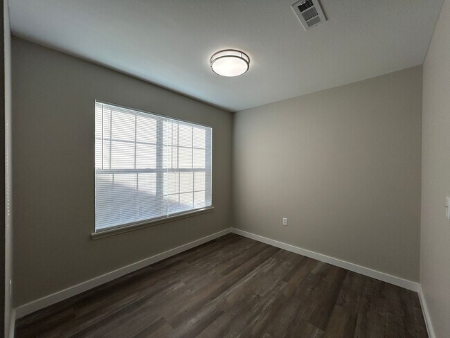 Building Photo - Duplex with Garage - Minutes from Downtown...