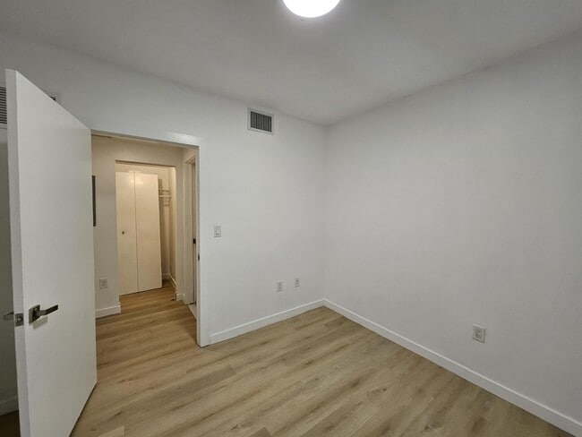 Building Photo - 557 Michigan Ave