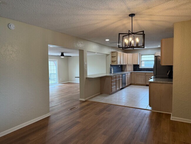 Building Photo - Welcome to this charming 3 bedroom, 2 bath...