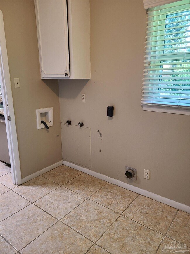 Building Photo - 5560 Hibiscus Rd