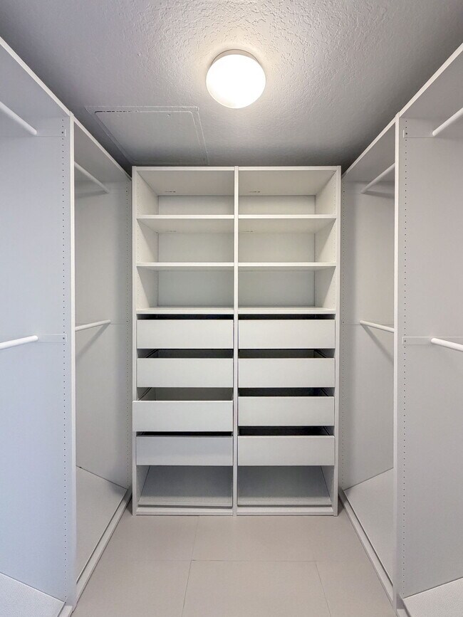 Building Photo - 1800 N Bayshore Dr