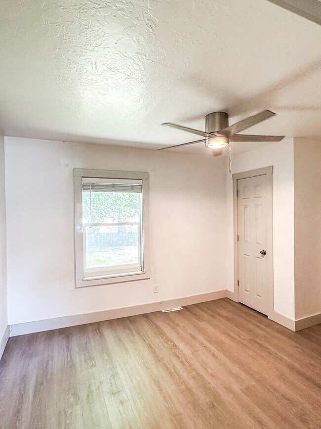 Building Photo - 348 8th St