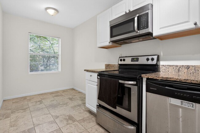 Building Photo - Simply Beautiful, Spacious 2 Bd/1Bth Condo on 50 acres of parklike setting w/ winding paths!